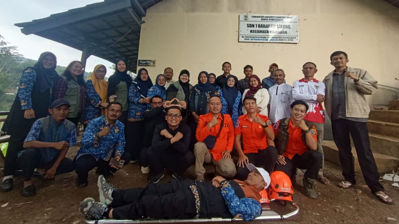 BNPB Gelar Bimtek Kebencanaan dan Serahkan Bantuan untuk SDN 1 Bebakan Talang di Desa Cibedug