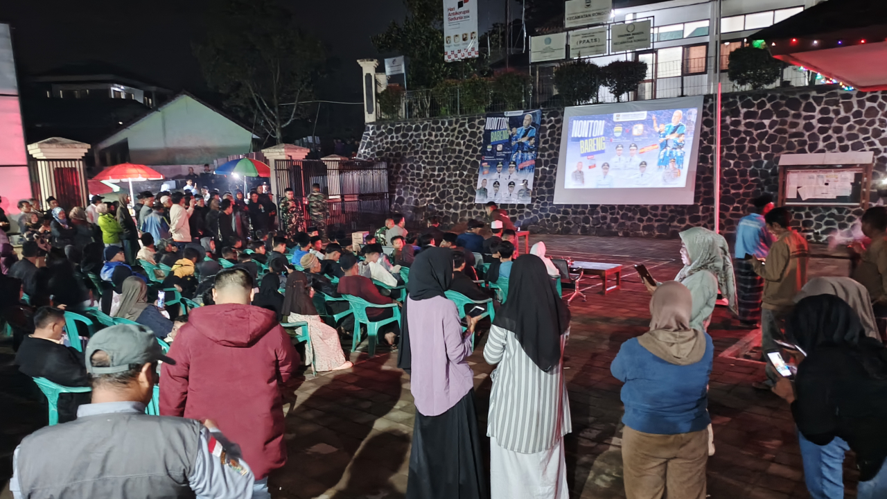 Penyelenggaraan Nonton Bareng PERSIB VS Barito Di Halaman Kantor Kecamatan Rongga