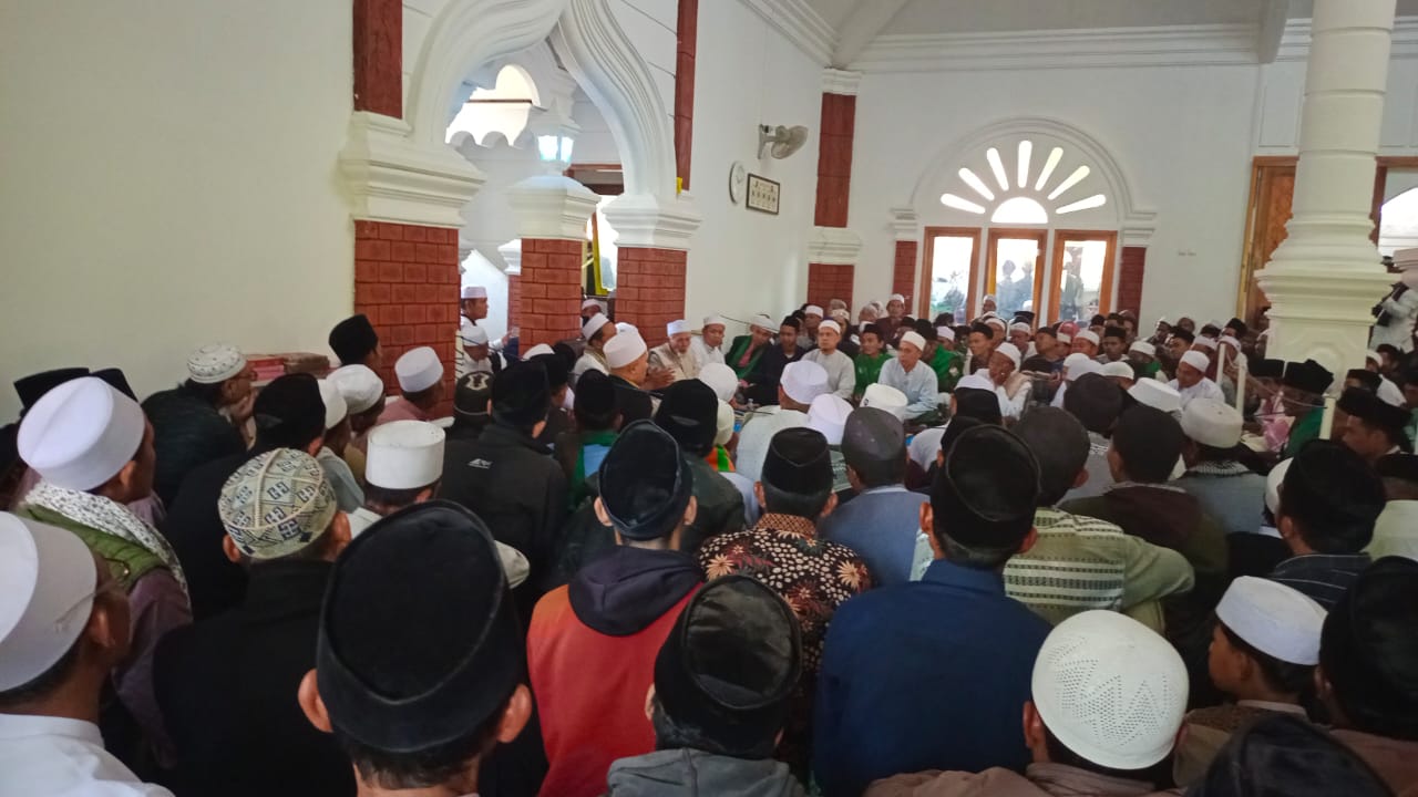 Ribuan Peziarah Padati Puncak Acara Haul Mama Cibitung ke-72 di Bandung Barat