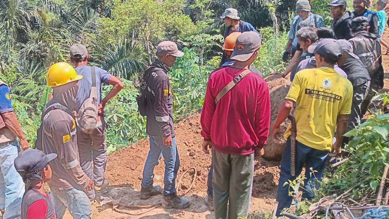 **Pendistribusian Tiang dan Kabel Listrik di RW 05 Cibitung Selesai, Sempat Terkendala Longsor**