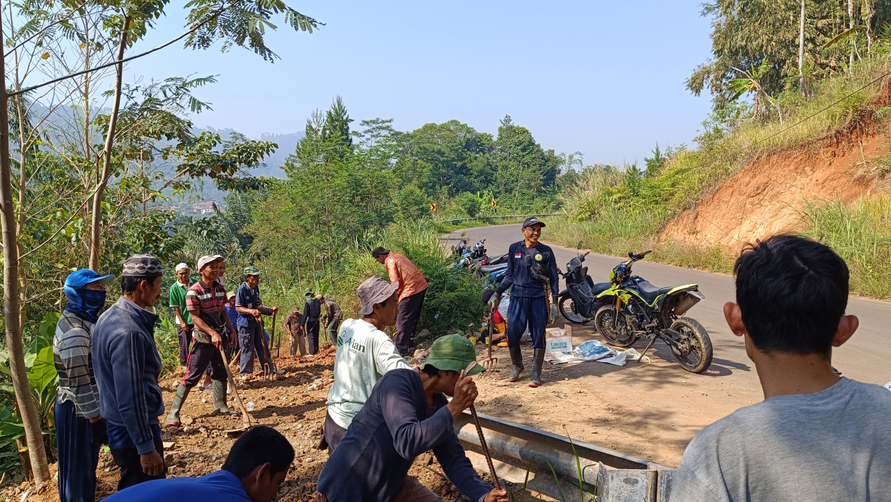 **Semangat Gotong Royong Warga Dusun Tonjong dalam Kerja Bakti**