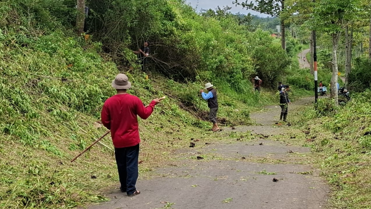 Kerja Bakti di Jalan Kabupaten Menuju Curug Malela, Desa Cicadas