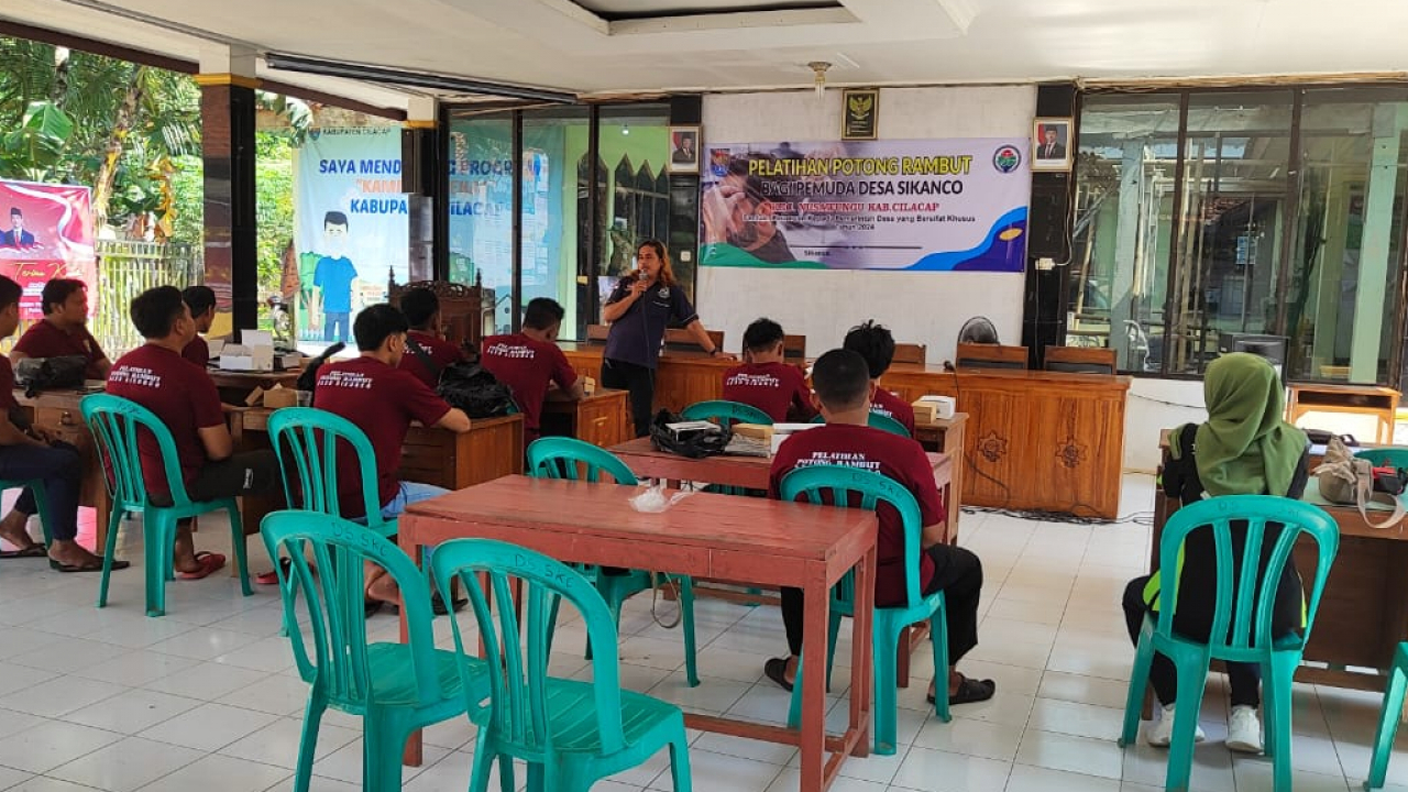 Pelatihan Potong Rambut bagi Pemuda Desa Sikanco