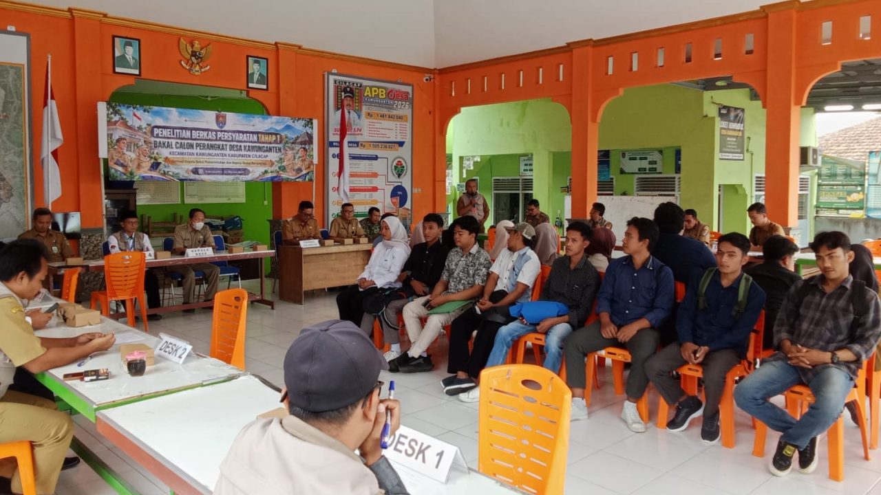 Penelitian Berkas Bakal Calon Perangkat Desa Kawunganten Diikuti 48 Peserta