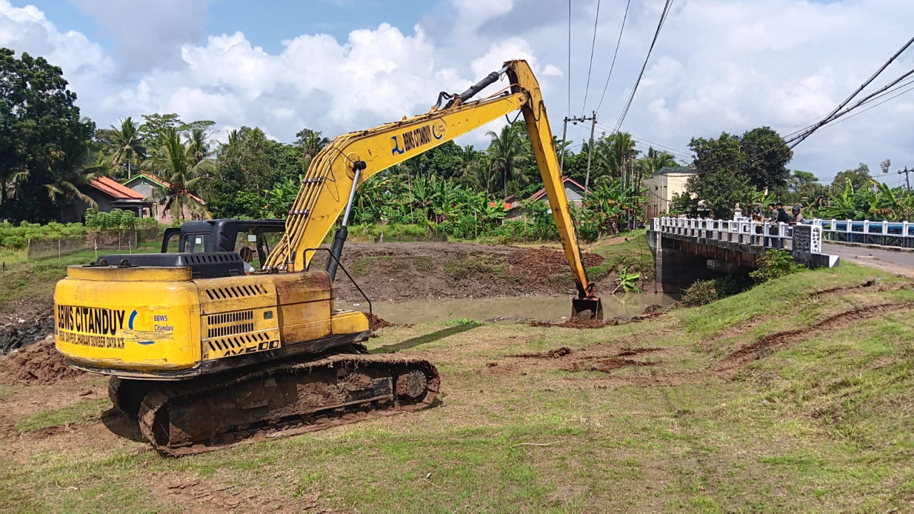 Normalisasi Sungai Cibeurem oleh BBWS Citanduy di bawah Jembatan Najaya Perbatasan Desa Margasari dengan Desa Tegalsari - Desa Tinggarjaya Kecamatan Sidareja