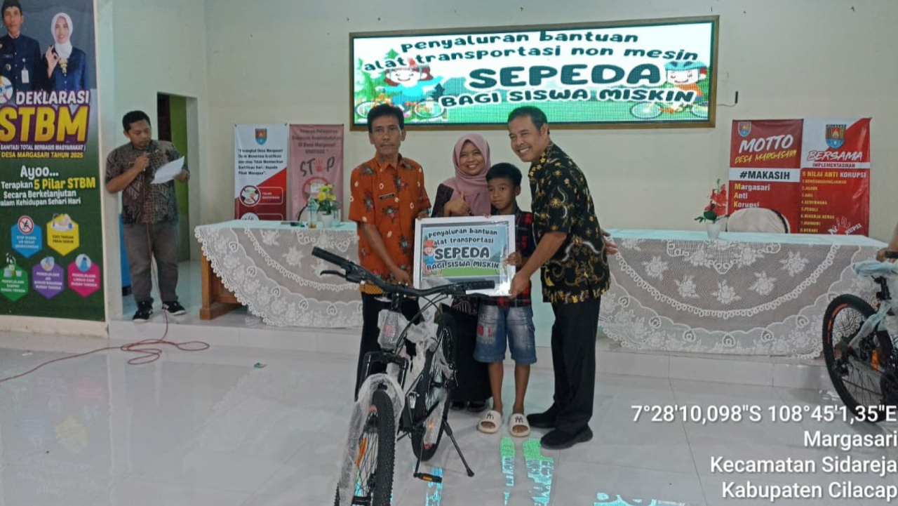 Penyaluran Bantuan Sepeda untuk Siswa Miskin di Desa Margasari, Dihadiri Anggota DPRD Cilacap