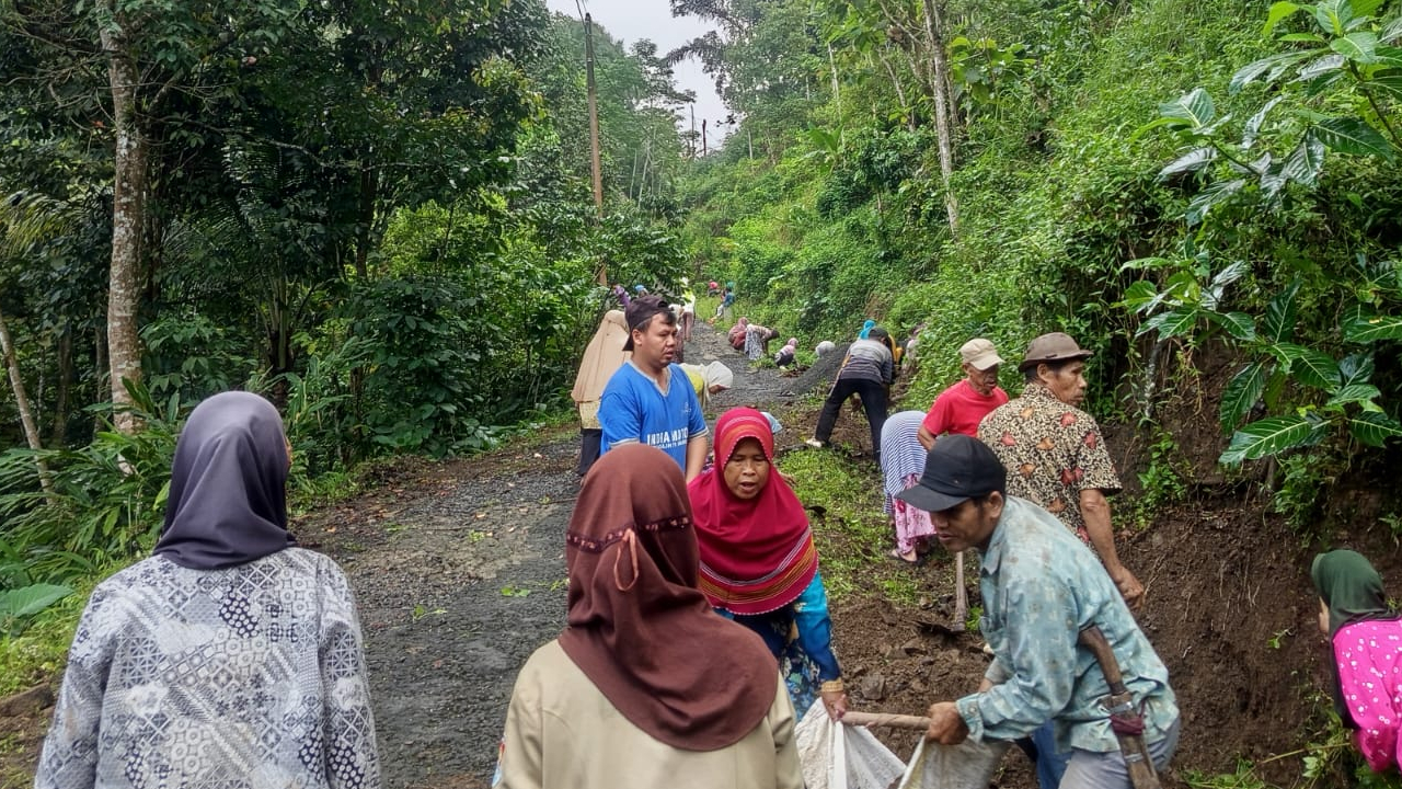 Kerja Bakti Warga Dusun Cinangka Babakan Ciptakan Lingkungan