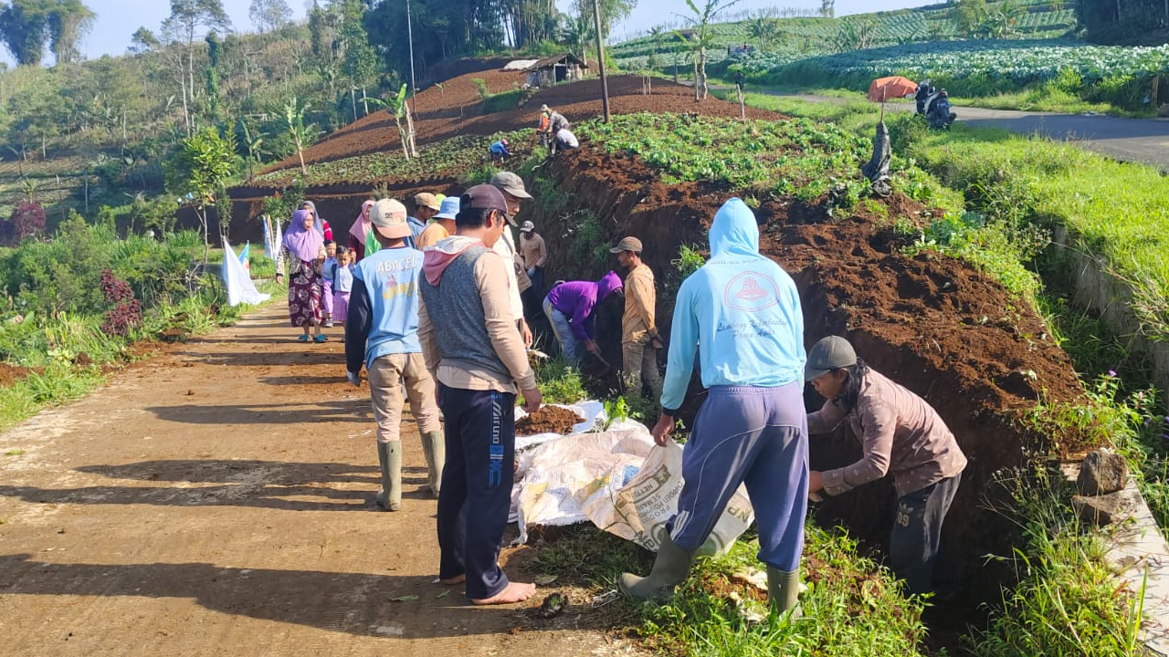 Padat Karya Tunai di Desa Pegundungan: Kolaborasi Pembangunan dan Penyerapan Tenaga Kerja Lokal