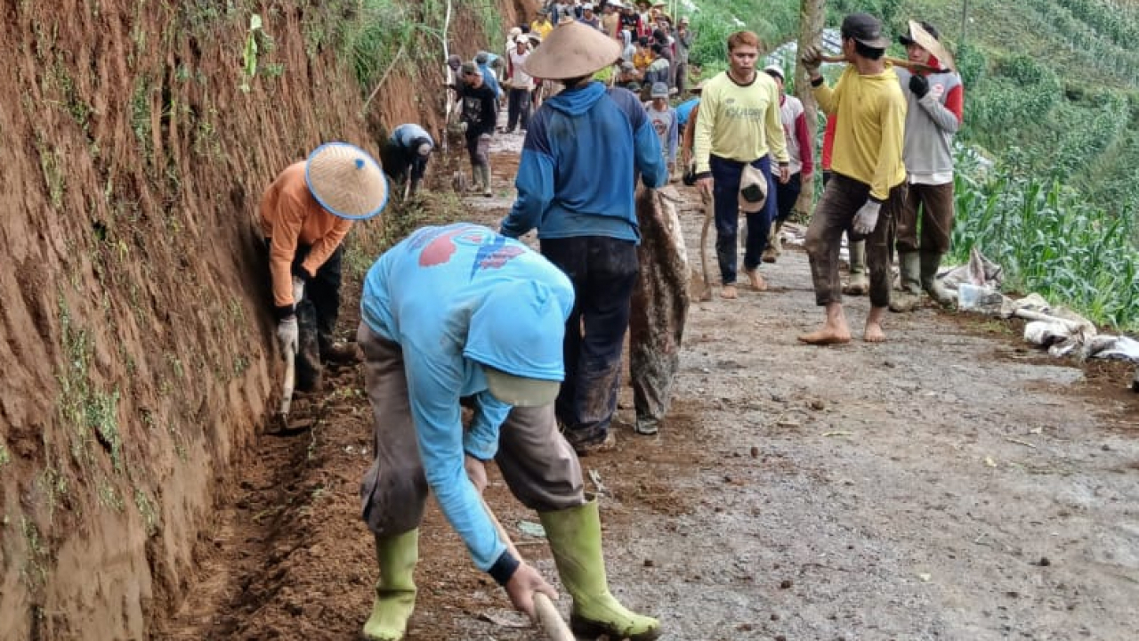 Pembangunan Jalan Penghubung Desa Pegundungan – Desa Beji dari Dana DBHCHT 2025 di Dusun Srandil Capai 98%, Warga Bergotong Royong Selesaikan Tahap Akhir