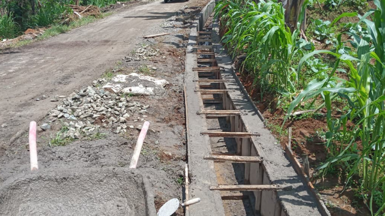 Pembangunan Saluran Drainase di Dusun Simpar Desa Pegundungan