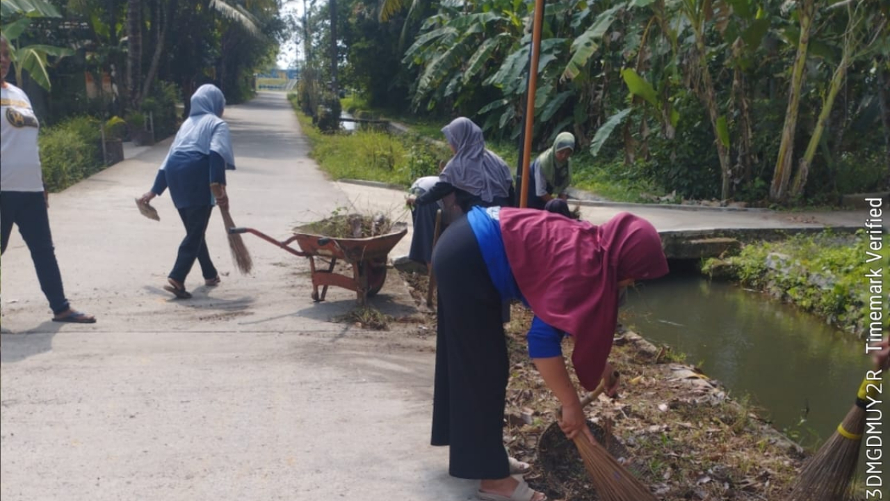 PKK Binangun Kerja Bakti Sambut Lomba Desa Binaan