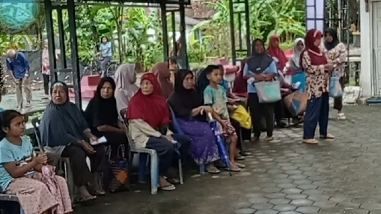 Beras & Minyak Goreng: Warga Binangun Terima Bantuan Pangan