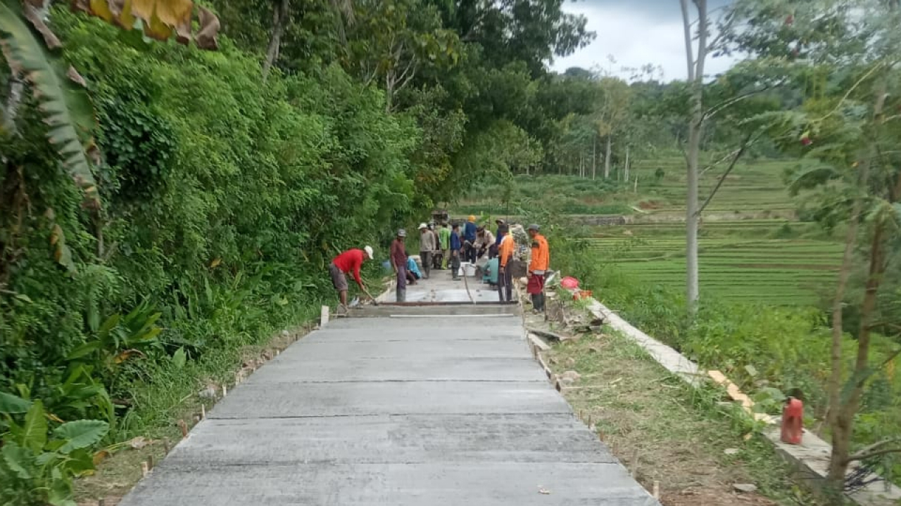 Pemerintah Desa Sedayu Realisasikan Pembangunan Rabat Jalan di Dusun Nglongop RT 02 RW 03