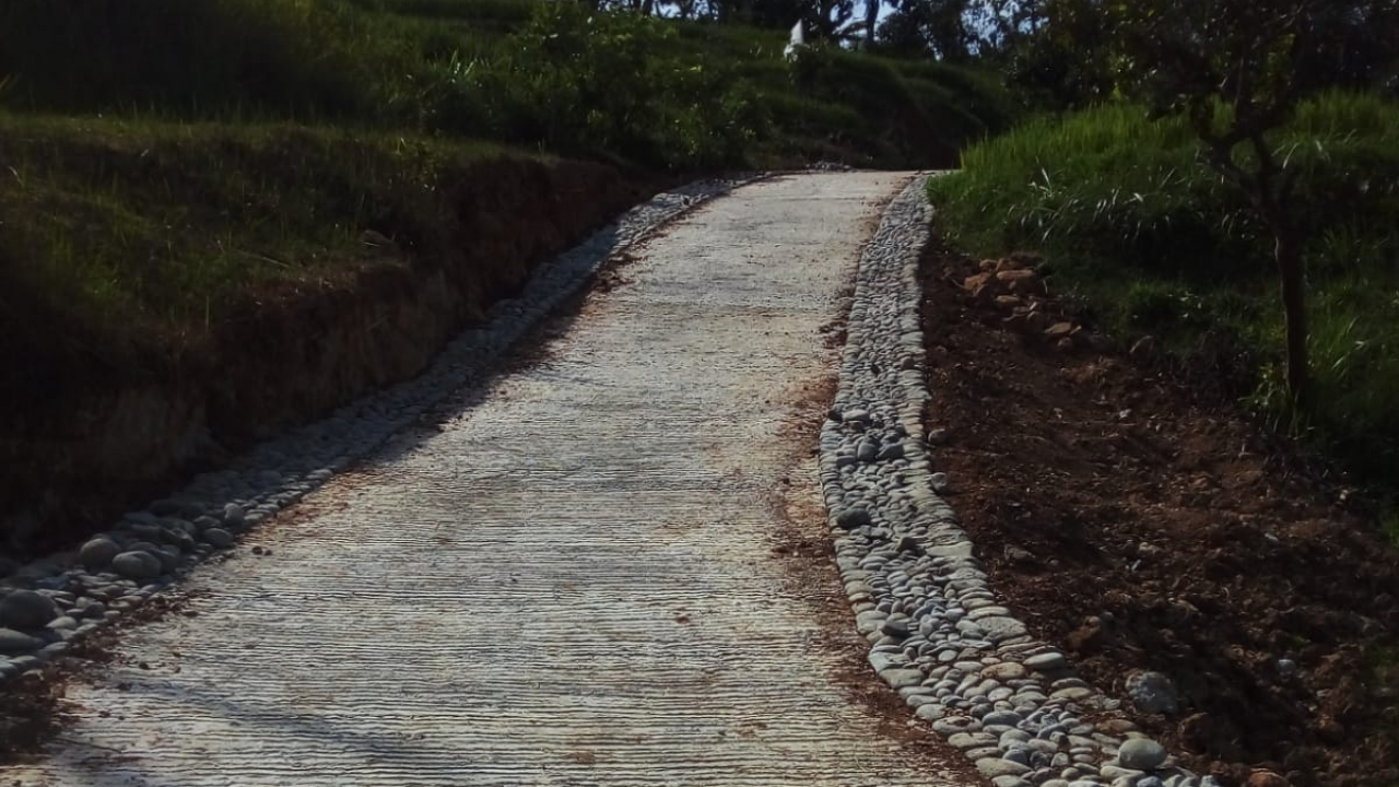 **Pembangunan Rabat Jalan Usaha Tani di Dusun Gablok**