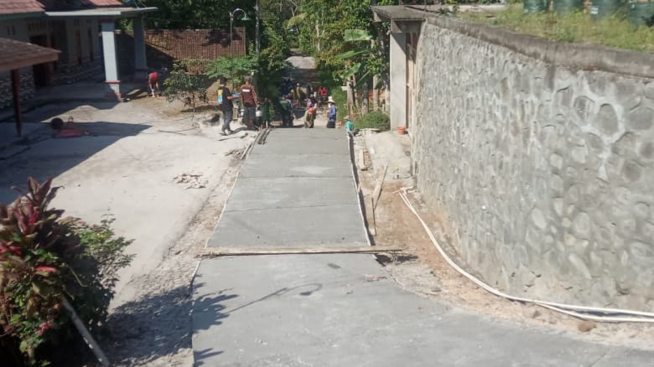 Warga Dusun Dongol RT 02 RW 02 Antusias Dukung Pembangunan Rabat Jalan