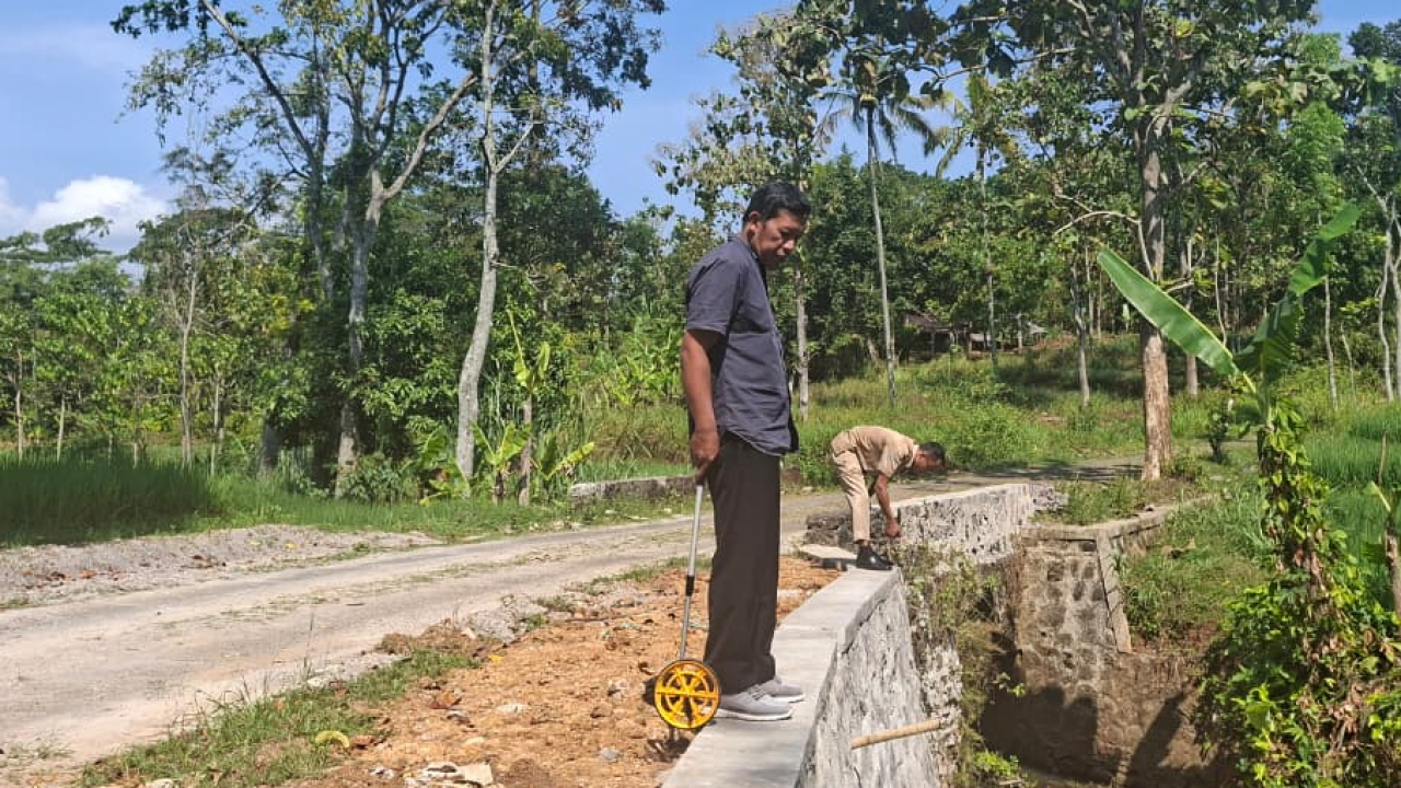 Evaluasi Pembangunan Talud dan Jalan, Pemerintah Desa Sedayu Lakukan Pengecekan Kualitas Hasil Pekerjaan di Tiga Titik Lokasi