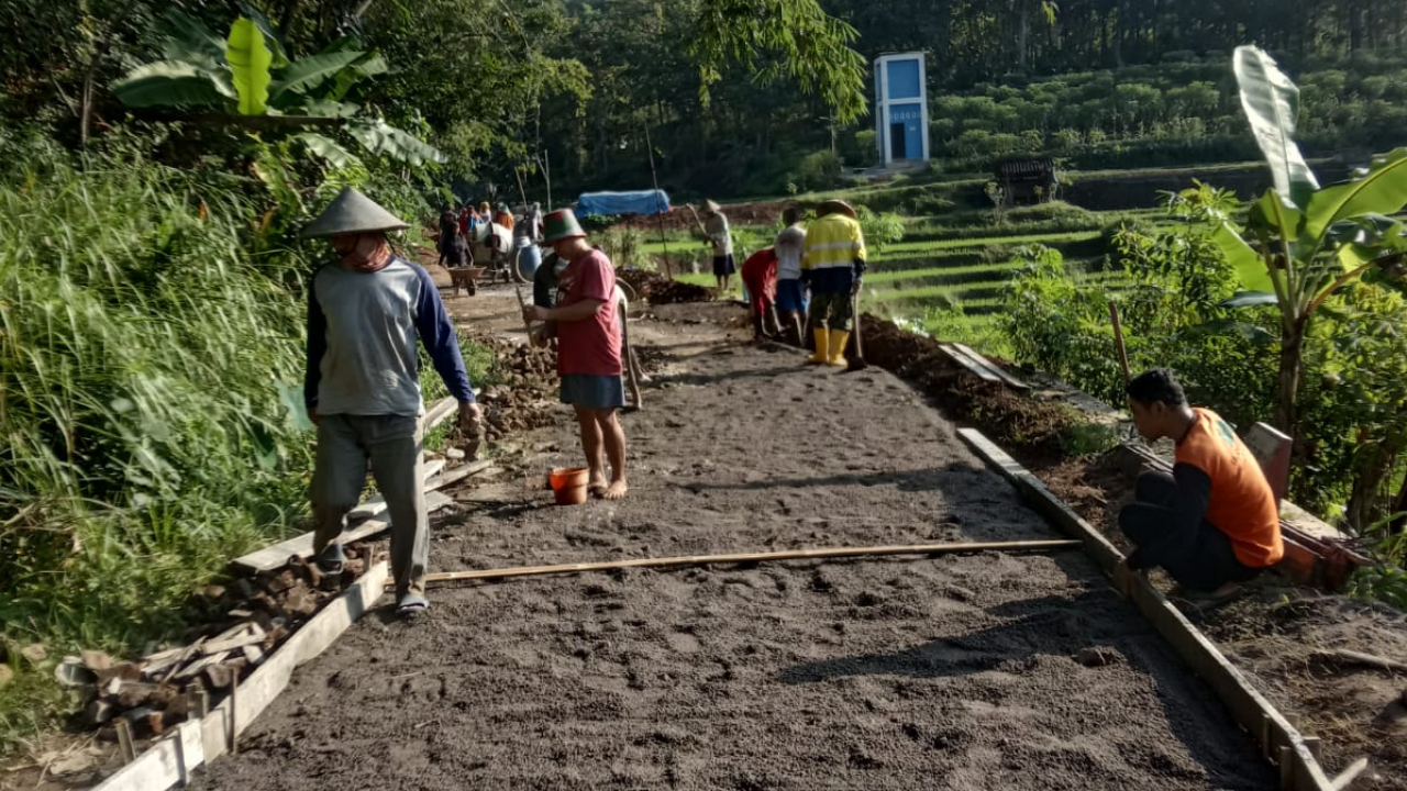 Desa Sedayu Kembali Lanjutkan Pembangunan Infrastruktur yakni Rabat Jalan di Dusun Nglongop RT 03 RW 03