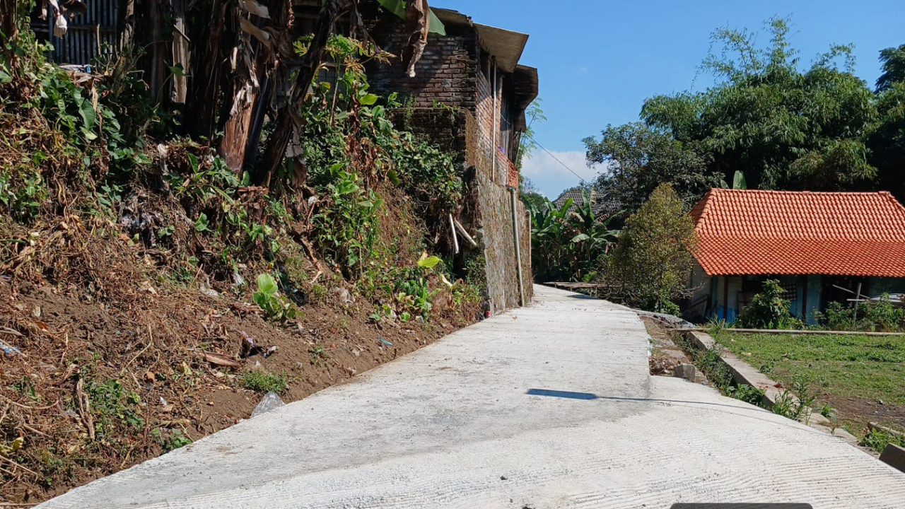 JALAN BETON GANG DUSUN KRANGKENG BANPROV