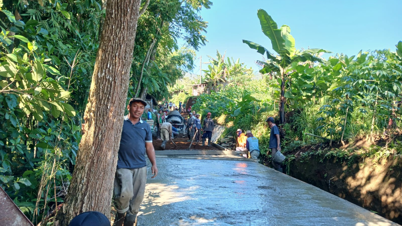 PEMBANGUNAN JALAN BETON DUSUN TAWANG