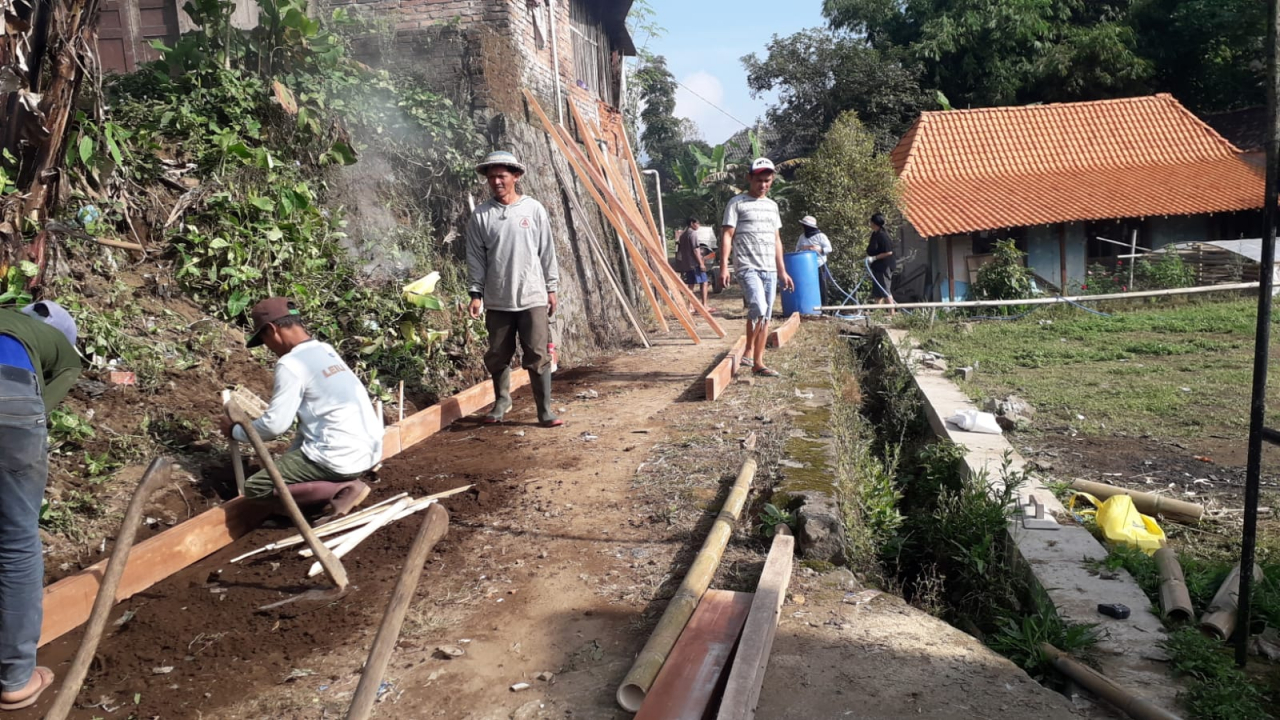 PERSIAPAN PEMBANGUNAN JALAN BETON GANG DUSUN KRANGKENG