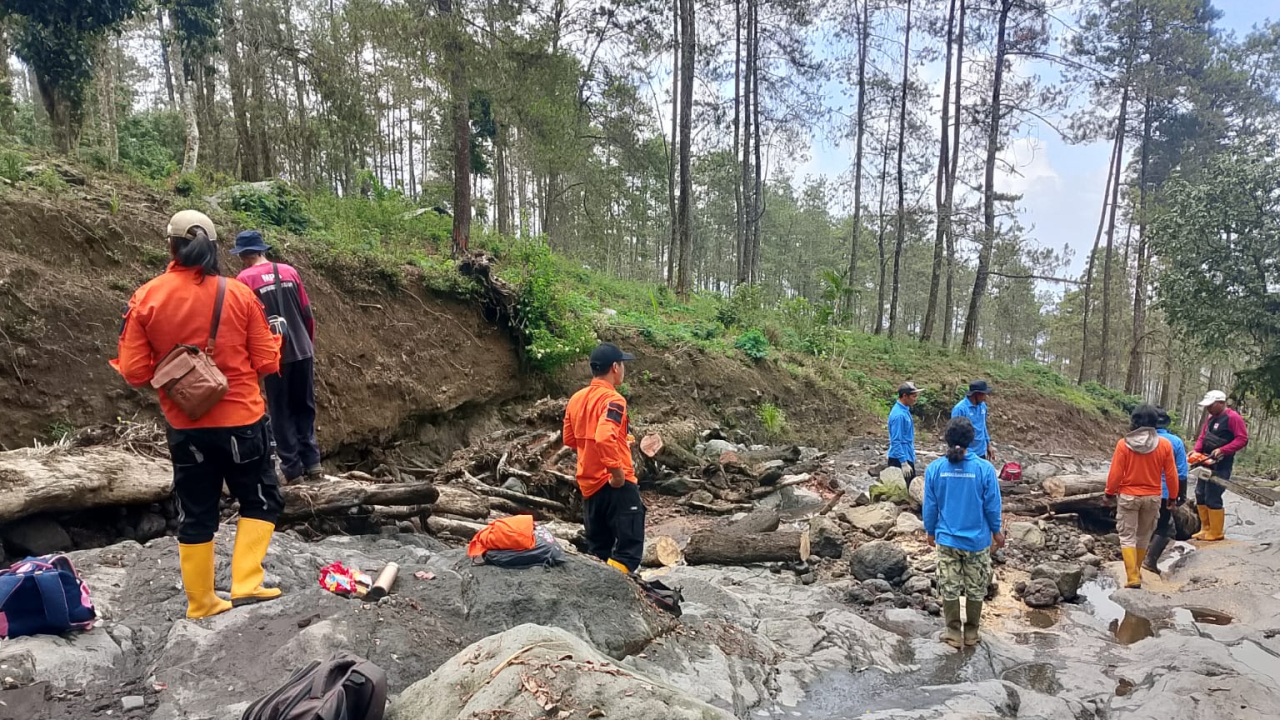 Perkuat Kesiapsiagaan Musim Penghujan, Sinergitas Lintas Elemen Gelar Pembersihan Daerah Aliran Sungai Reas Desa Jurangmangu