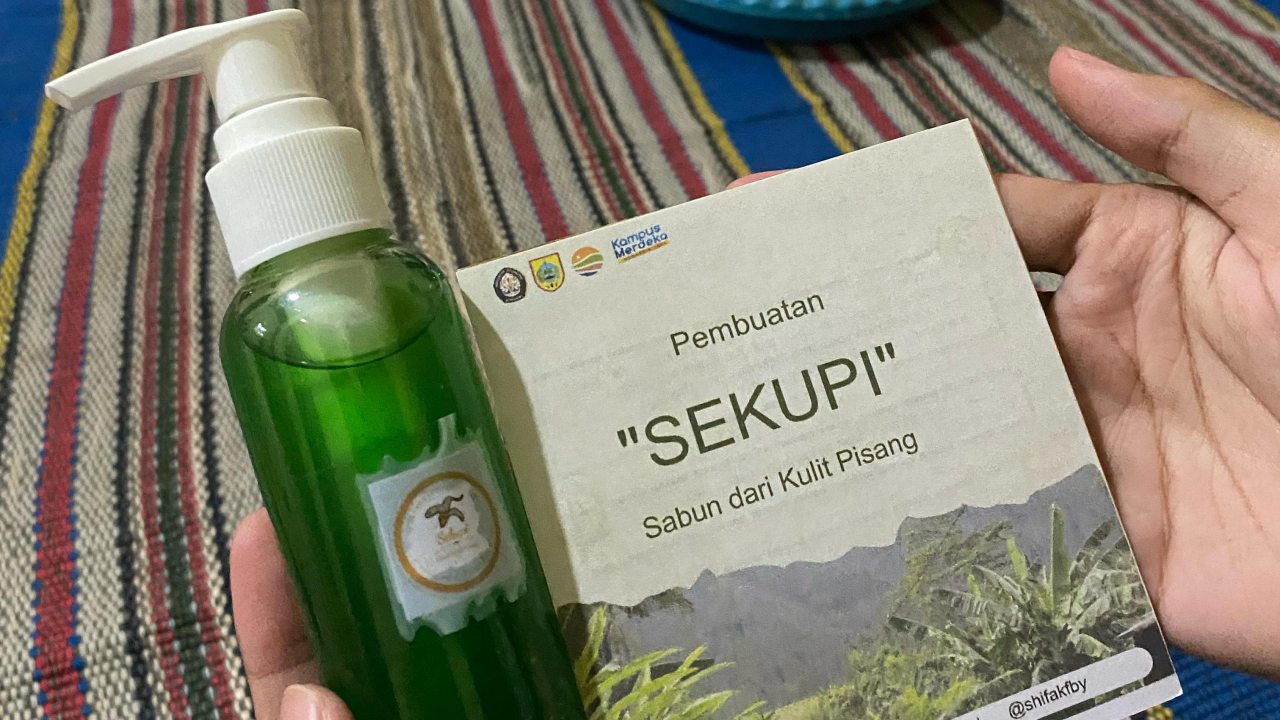 KREATIF!!! MAHASISWA UNDIP BERHASIL MENGUBAH LIMBAH KULIT PISANG MENJADI SABUN CUCI PIRING SEBAGAI PELUANG BISNIS BARU