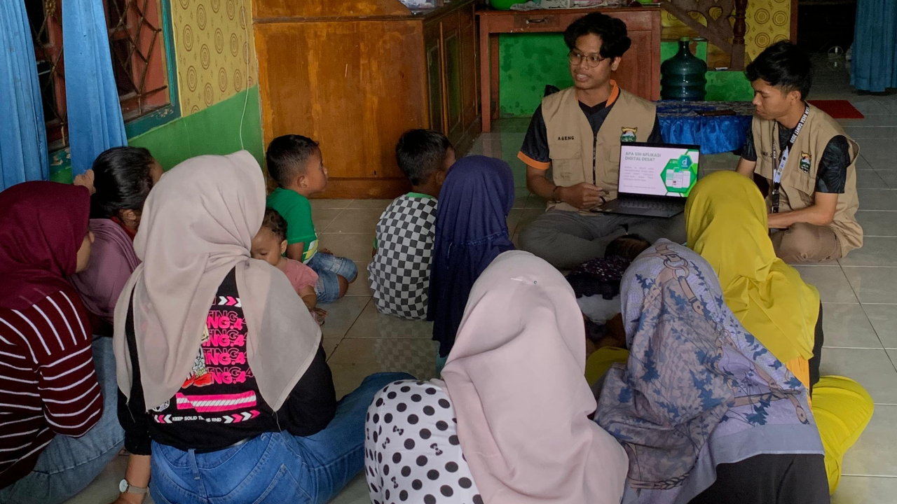 Tingkatkan Pemanfaatan Teknologi, Mahasiswa KKN Unsoed Sosialisasikan Aplikasi Digital Desa dari Rumah ke Rumah