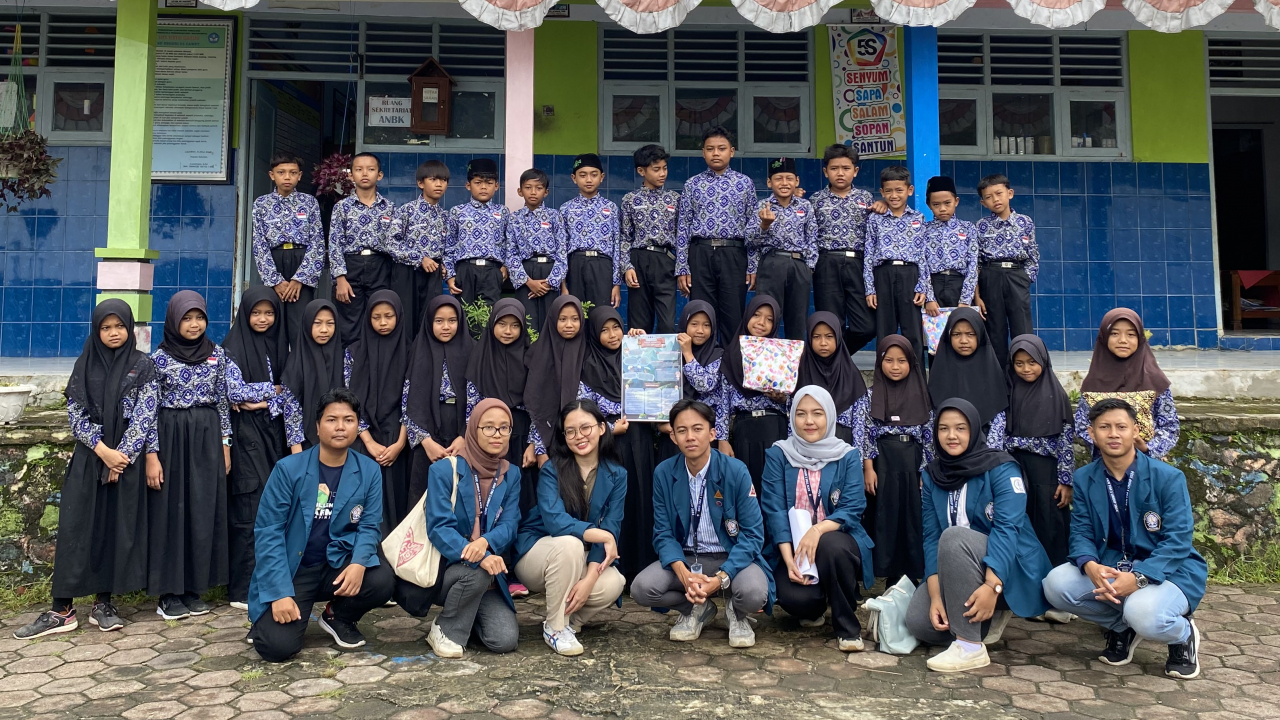 SICEPAT!!! MAHASISWA KKN UNDIP KENALKAN SIMULASI CEPAT TANGGAP BENCANA LONGSOR KEPADA ANAK-ANAK SEKOLAH DASAR