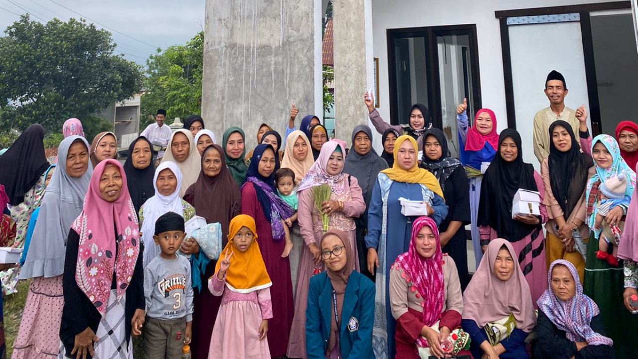 PERANGI DBD!!! Mahasiswa KKN UNDIP Ajak Ibu-Ibu Rumah Tangga untuk Membuat Spray Anti Nyamuk dari Bahan Alami