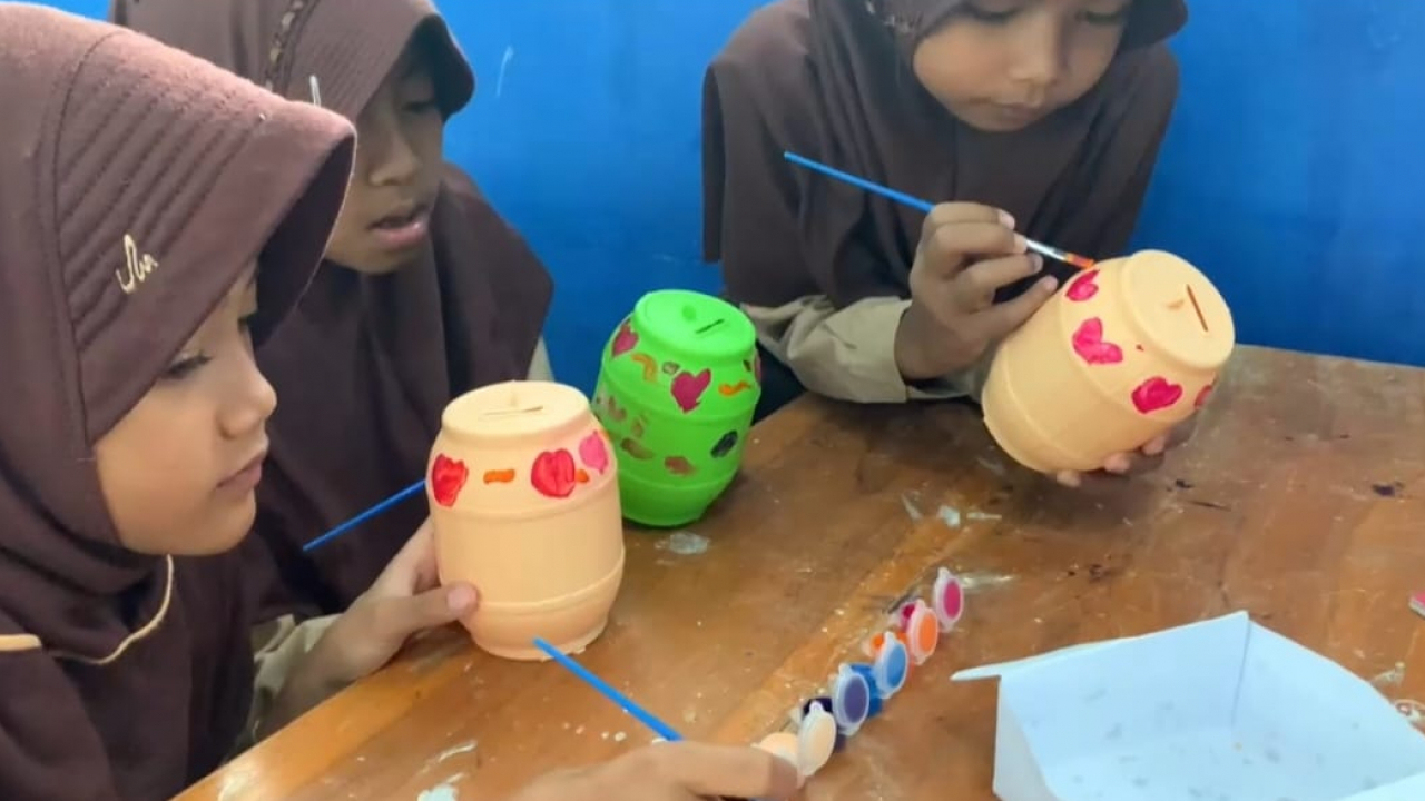 Tanamkan Kebiasaan Menabung Sejak Dini, Mahasiswa KKN Unsoed Lakukan Sosialisasi Gemar Menabung kepada Siswa SD