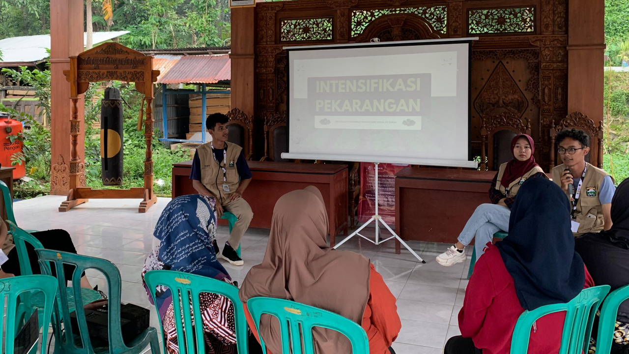 INISISASI GERAKAN KEMANDIRIAN PANGAN DARI RUMAH KE RUMAH, KKN UNSOED 2025 GELAR SOSIALISASI INTENSIFIKASI PEKARANGAN