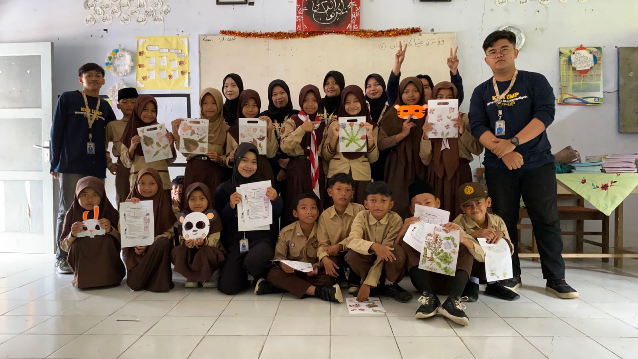TUNJUKAN KREATIVITASMU!! Mahasiswa KKN UMP 2024 mengajak Siswa SD Negeri 01 Cawet untuk berkreativitas membuat Ecoprint dengan Teknik Pounding
