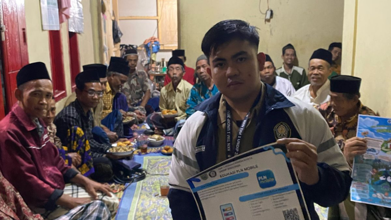 Mewujudkan Masyarakat Desa Cawet yang Melek Teknologi dengan Memanfaatkan Aplikasi PLN Mobile dalam Pembayaran Listrik secara Digital