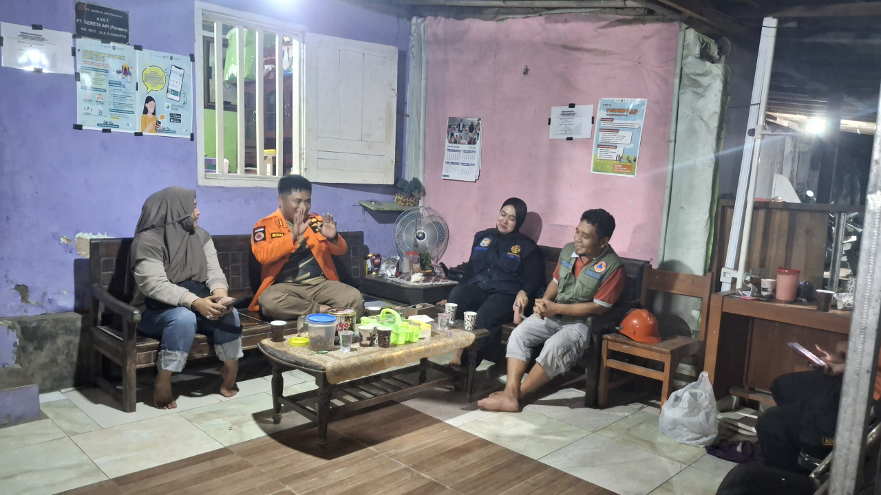 Tinjau Banjir Dini Hari, Bupati Tegal Sambangi Warga Prupuk Utara yang Terdampak