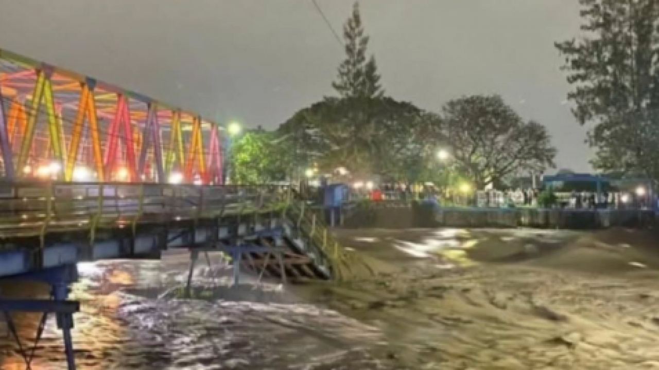 Jembatan Penghubung Penting di Tegal Putus Akibat Arus Deras Sungai