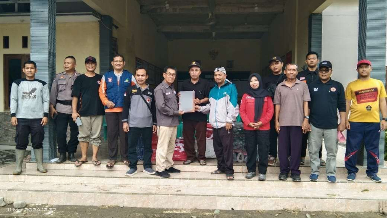 Penerimaan Bantuan PMI untuk Warga Terdampak Puting Beliung di Talanga