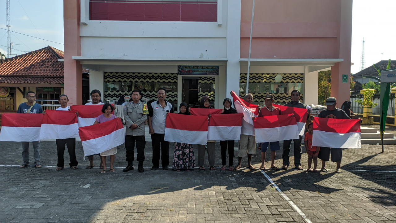 Pembagian Beras CPP di Kelurahan Wates Bulan Mei dan Penyerahan Secara Simbolis Bendera Merah Putih