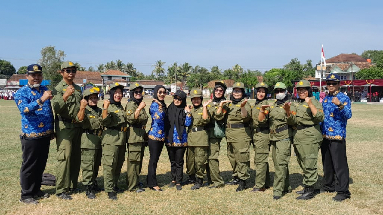 Satlinmas Kelurahan Wates Ikuti Upacara Detik-detik Proklamasi dan Upacara Penurunan Bendera di Kapanewon Wates
