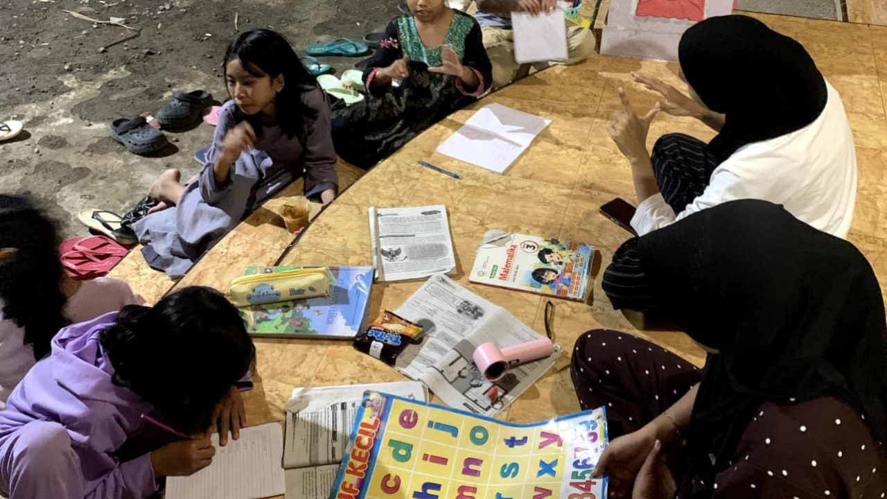 Rumah Edukasi Hadir, Mahasiswa KKN UINSA Dampingi Anak-anak Belajar di Desa Karang Melok