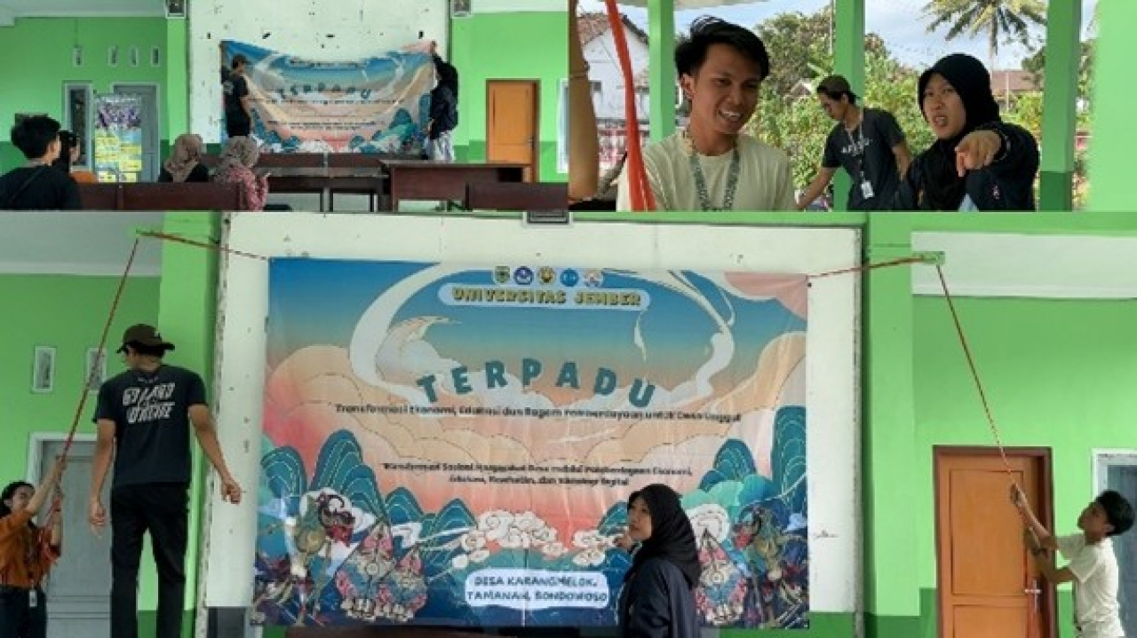 D-16: Mahasiswa KKN UMD UNEJ 2025 Siapkan Acara Puncak Program JELITA di Balai Desa Karang Melok