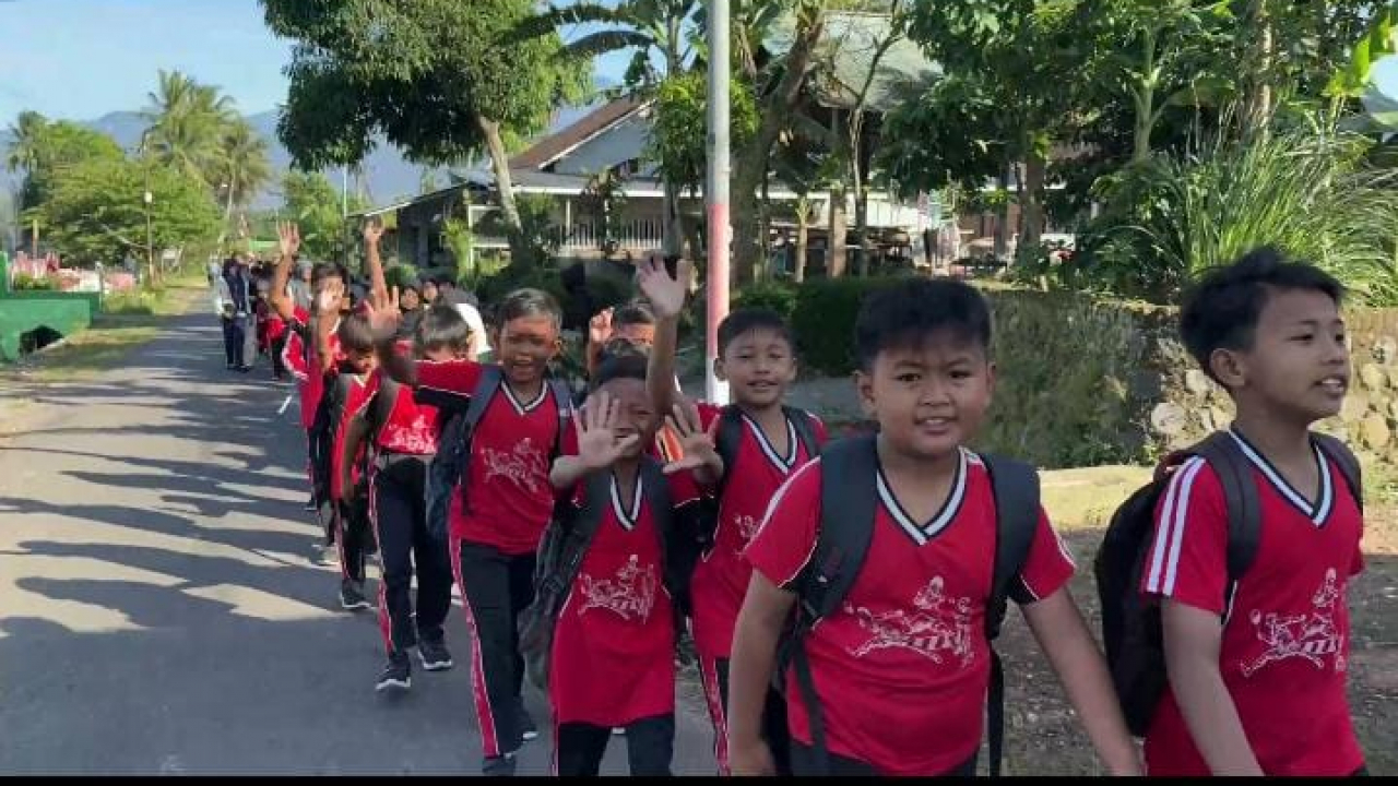 Hari ke - 9 : Mahasiswa KKN UIN Khas Jember Turut Serta Mengikuti Kegiatan Jalan Santai dalam Rangka Kegiatan Penutupan MPLS SDN 1 Karang Melok