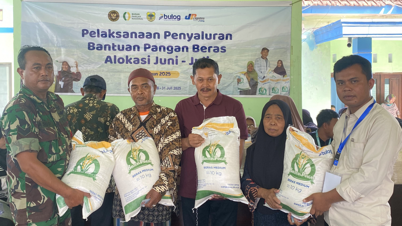 Penyaluran Bantuan Pangan Beras di Desa Lombok Kulon