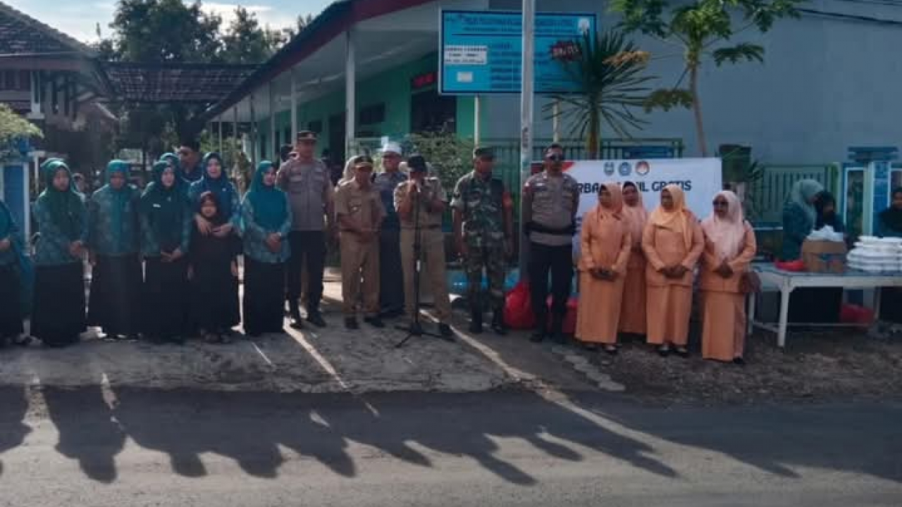 Pembagian Takjil Hari Ke-11 Ramadhan di Kecamatan Jatibanteng Desa Jatibanteng