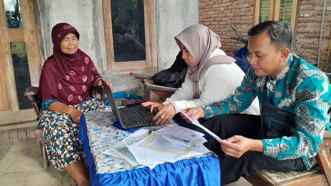 Jemput bola, pelayanan publik operator KENDEDES Desa Jatibanteng, pembuatan KK untuk lansia, dan pembuatan Akta Kelahiran warga Desa Jatibanteng