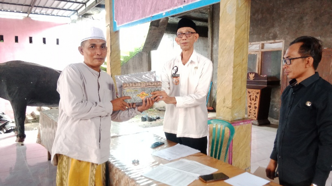 Bupati Situbondo Bagi-Bagi Sarung Gratis untuk Guru Ngaji di Desa Jatibanteng
