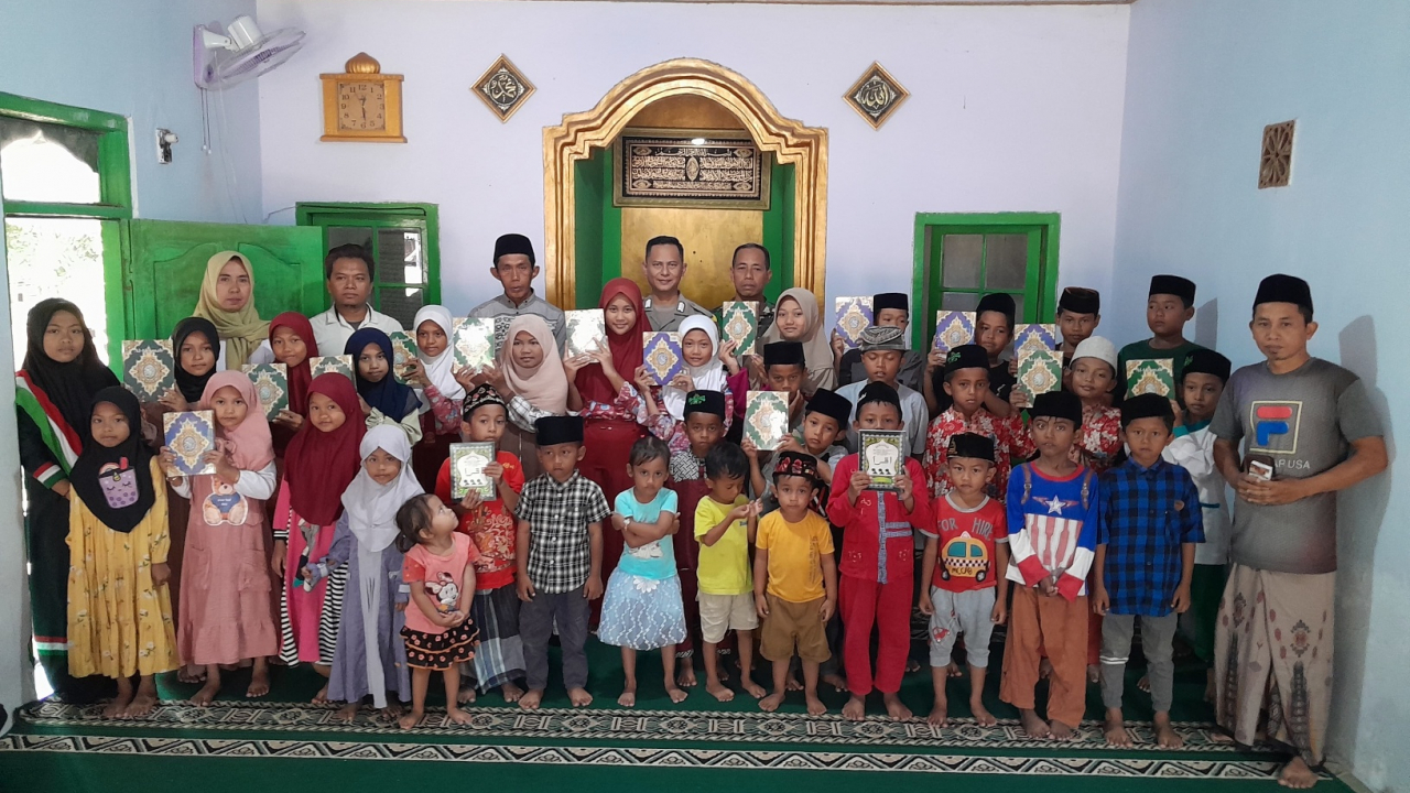 Sinergi TNI-Polri dan Pemerintah Desa Jatibanteng dalam Pembagian Al-Qur'an dan Iqra' Gratis