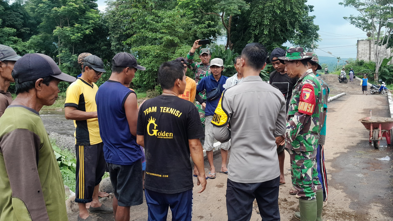 Gotong Royong di Jembatan Dusun Dauh