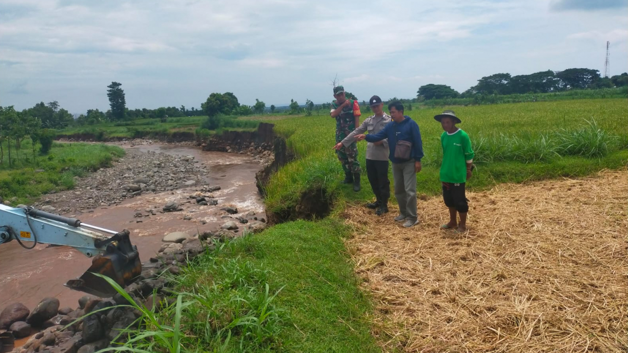 Normalisasi Saluran Irigasi Dusun Setimbo: Wujud Gotong Royong Masyarakat Desa Jatibanteng