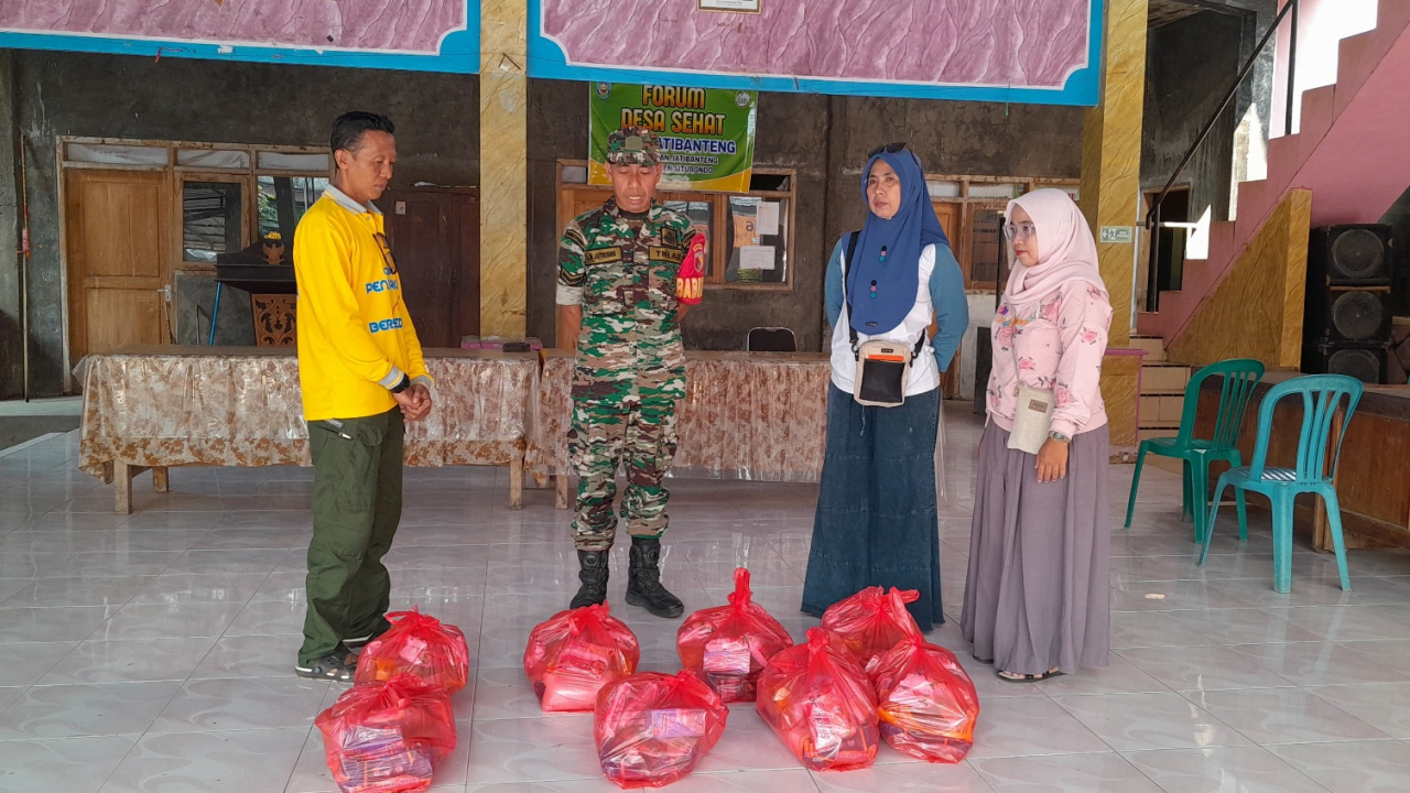 Jum'at Berkah di Desa Jatibanteng: KSDJ Berbagi Sembako kepada Warga