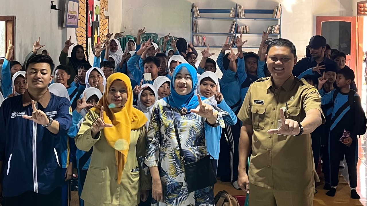 HIMAPOL Action: Sulap Desa Jadi Hijau dan Asri, Mahasiswa Ilmu Politik UINSA Gelar Budidaya Tanaman dan Tanam Bunga di Pacet!